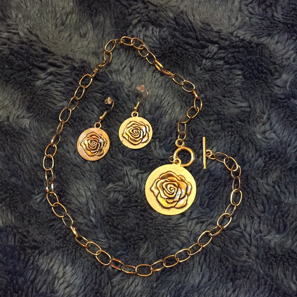 Set of earrings and necklace